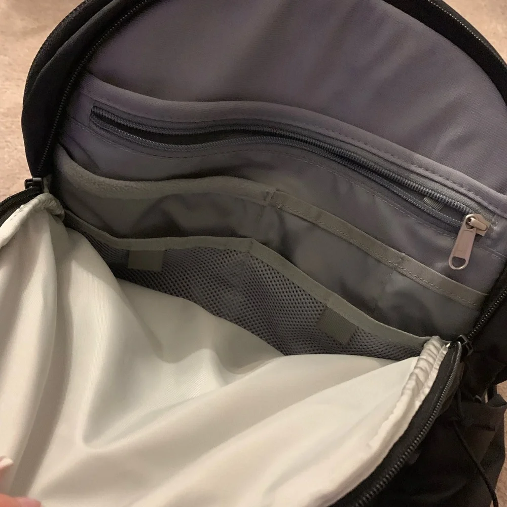 The North Face Borealis Backpack (excellent condition) - Picture 5 of 8